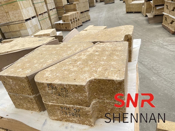 Lightweight refractories for glass kilns...